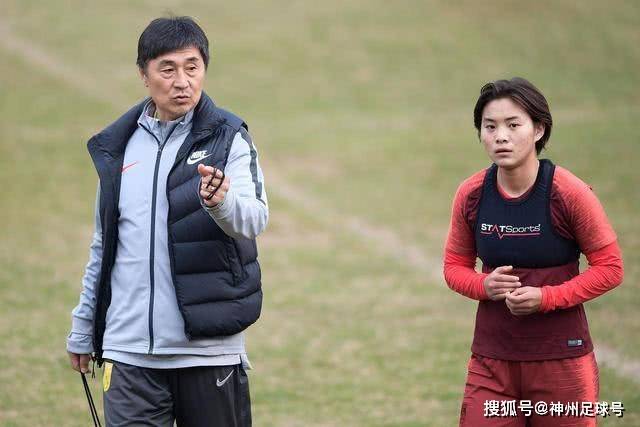 高空作业男子遭老人剪绳，安全隐患引发关注